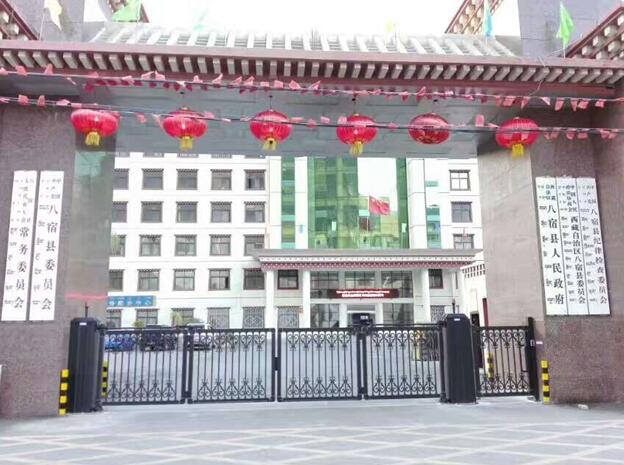 南北德信开泰LH悬浮折叠门专为八宿县人民政府量身定造