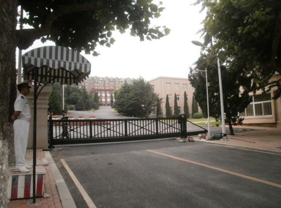 大连海军大连舰艇学院2号门正式引入南北德信悬浮门